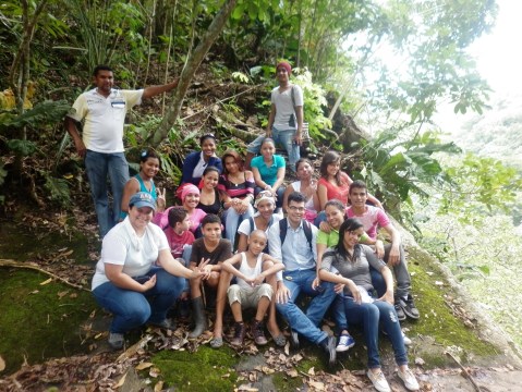 Director del Instituto Ecojugando con los excursionistas junto al acantilado