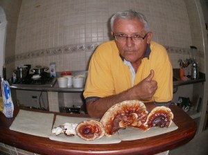 Profesor Olmar Quintero, con su cultivo de hongos