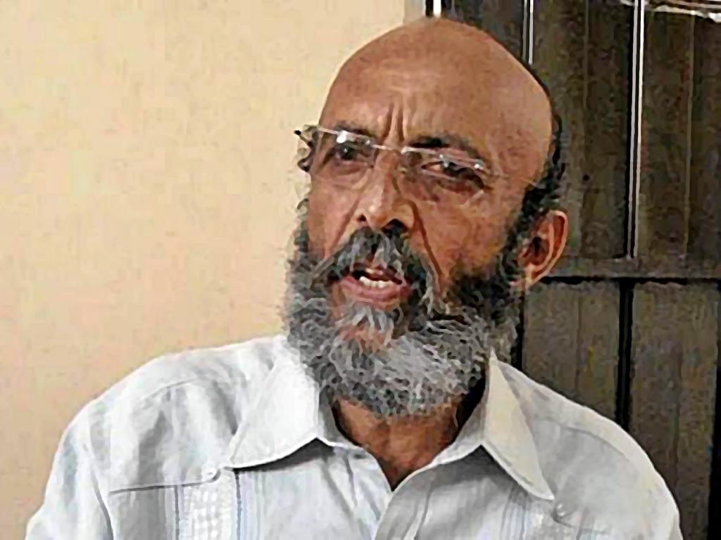 Retrato de un hombre sabio, de aspecto moreno y con barba, durante una entrevista.