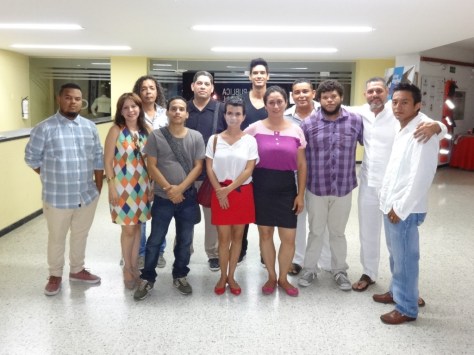 Curadores expositores y visitantes de la exposicion