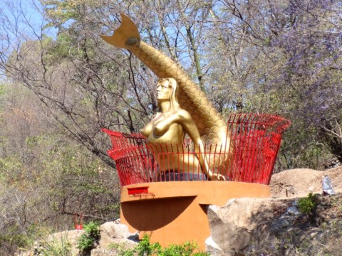 Monumento a la Sirena en la orilla del río Guatapurí de Valledupar.