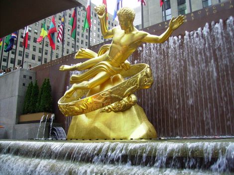 Escultura de Prometeo, por Paul Manship (New York).