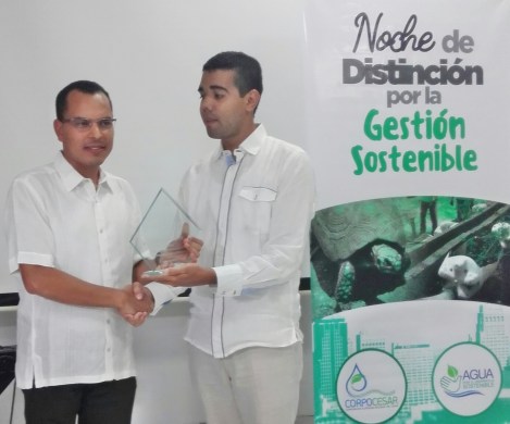 Ing. Helmer Gómez del C. C. Guatapurí, recibe mención del Dr. Kaleb Villalobos, director de Corpocesar.