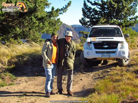 pajareros sonrien a la camara