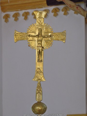 crucifijo de bronce en iglesia