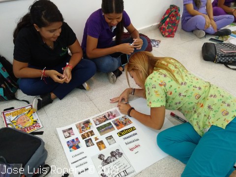 Mujeres pintando cartulina