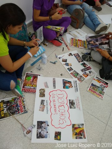 Mujeres pintando cartulina