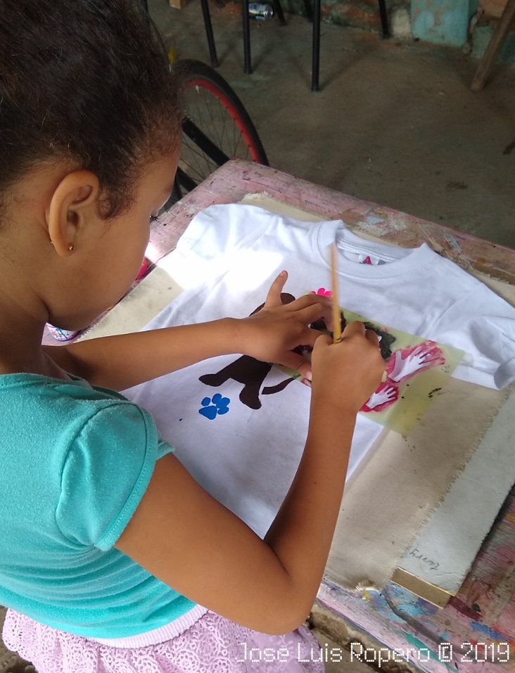 Niña pintando camisa
