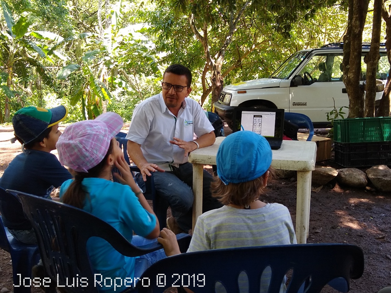 Veterinario hablando a niños