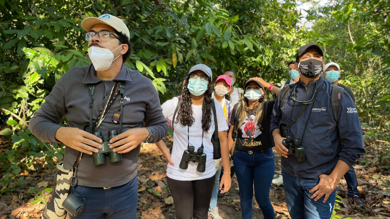 Grupo de caminantes en un sendero boscoso