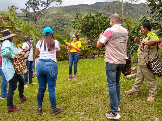 Mujer habla en publico acerca del cacao