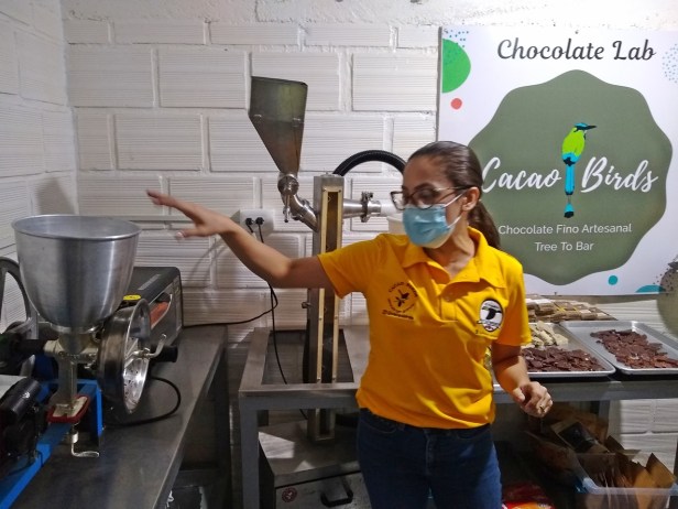 Mujer prepara chocolate artesanal