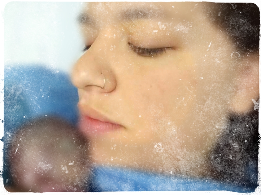 Madre abraza su bebe prematuro