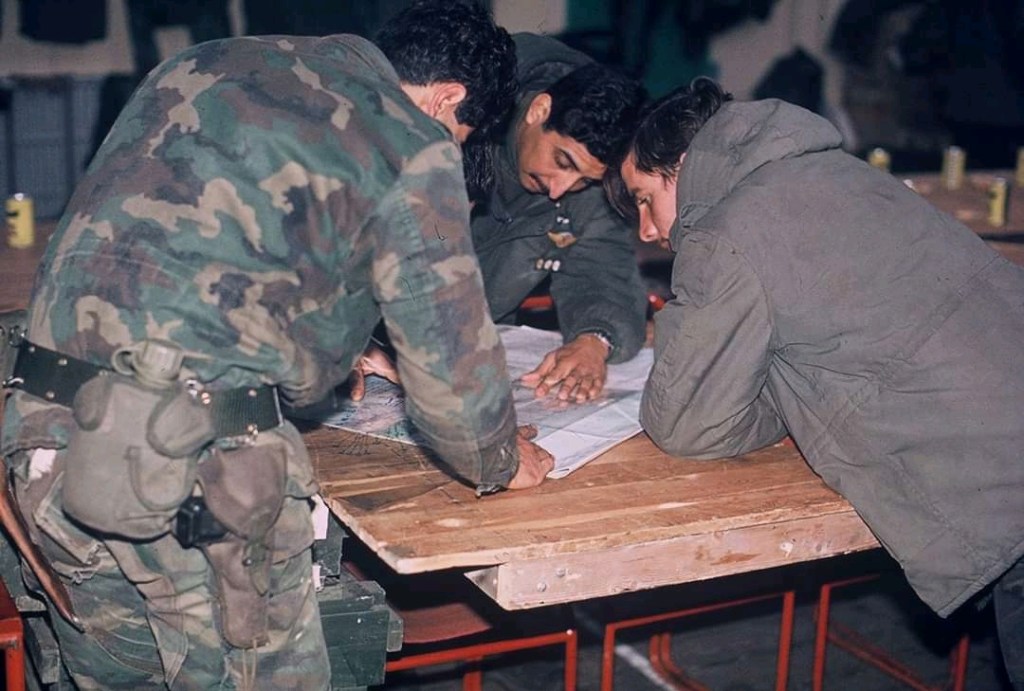 Oficiales argentinos planifican una mision en guerra de las Malvinas - Nicolas Kasanzew