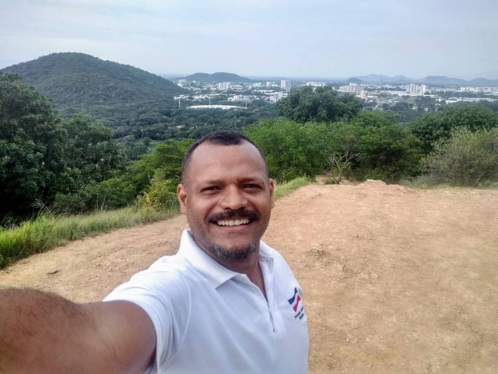 Hombre tomando una selfie con montañas y paisaje