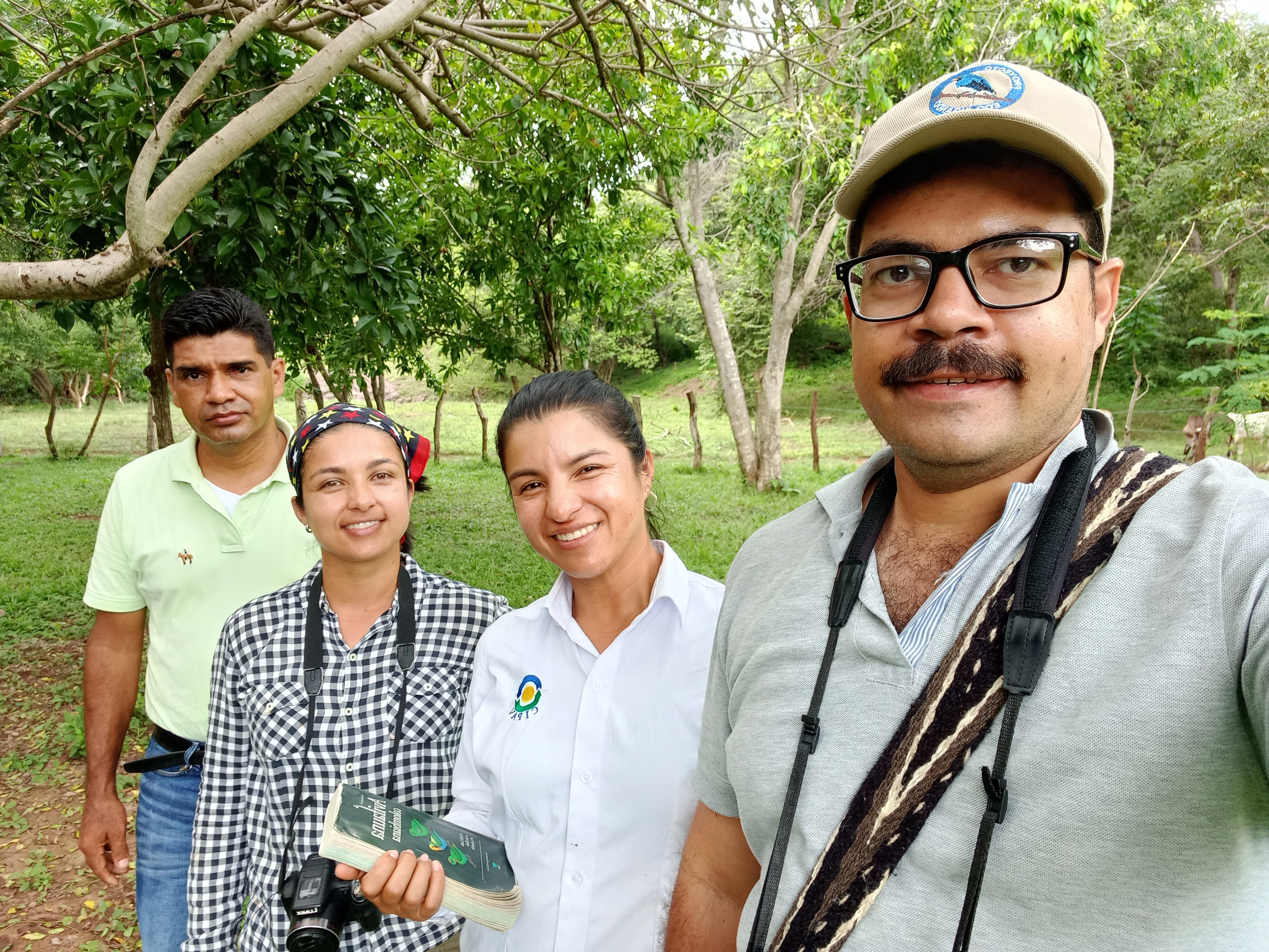 Personas sobre el prado con fondo de arboles