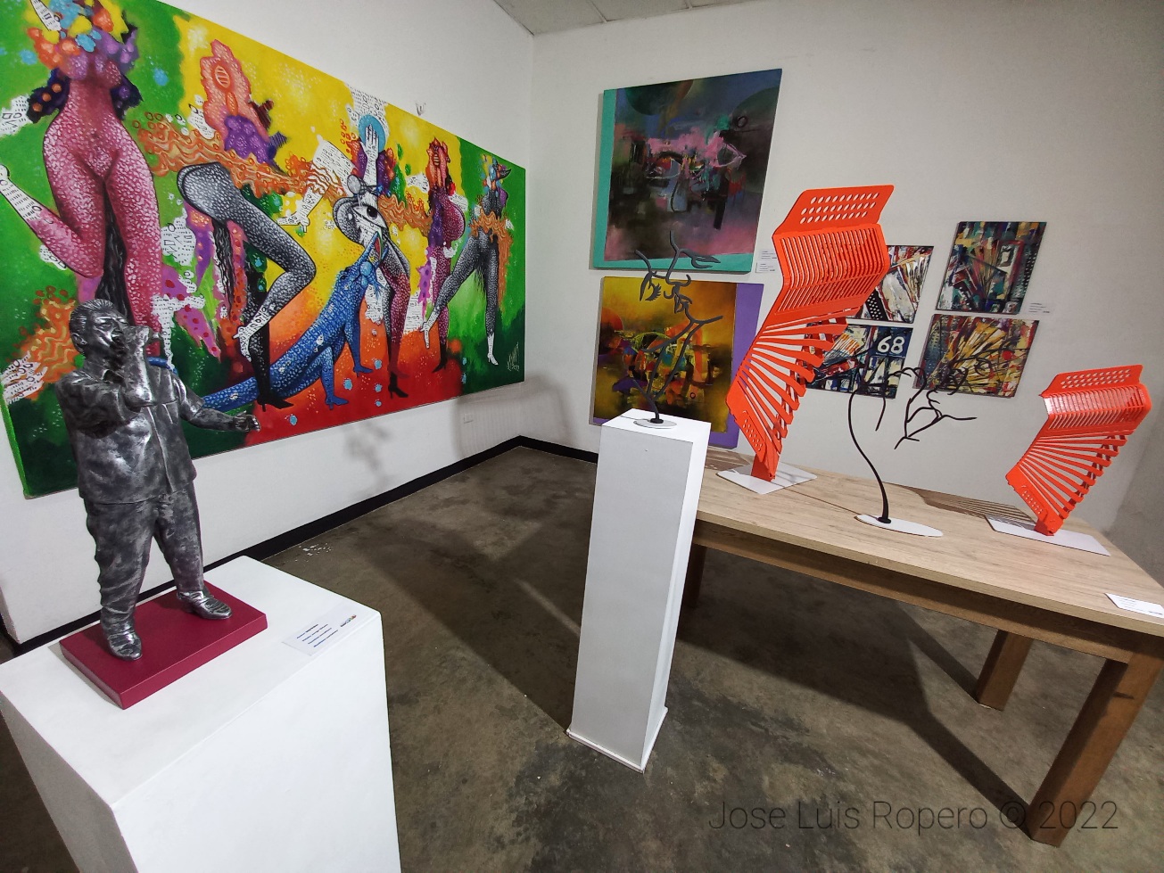 Conjunto de obras en una exposición de arte