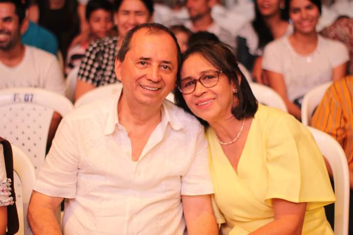 Pareja de esposos entre una multitud