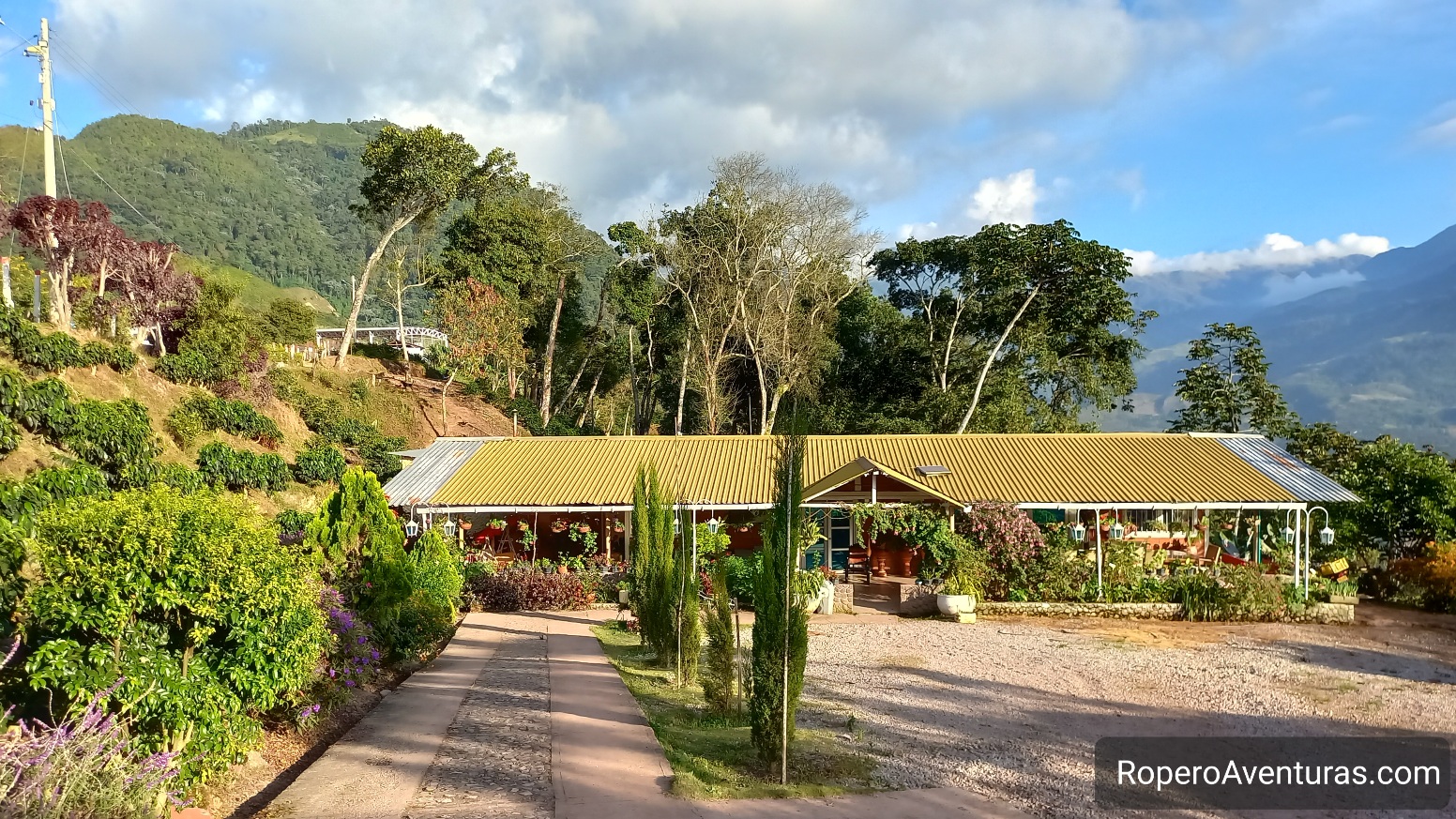 Fachada y jardines de una vivienda rural.