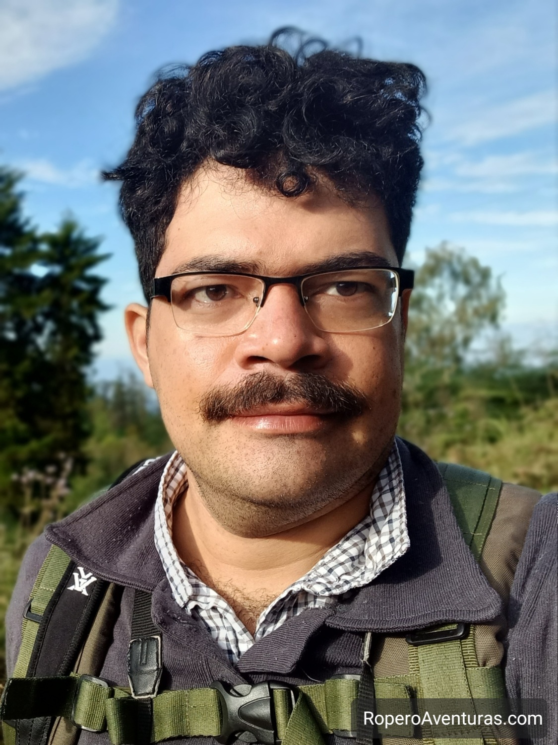 Retrato de un hombre latino con bigote