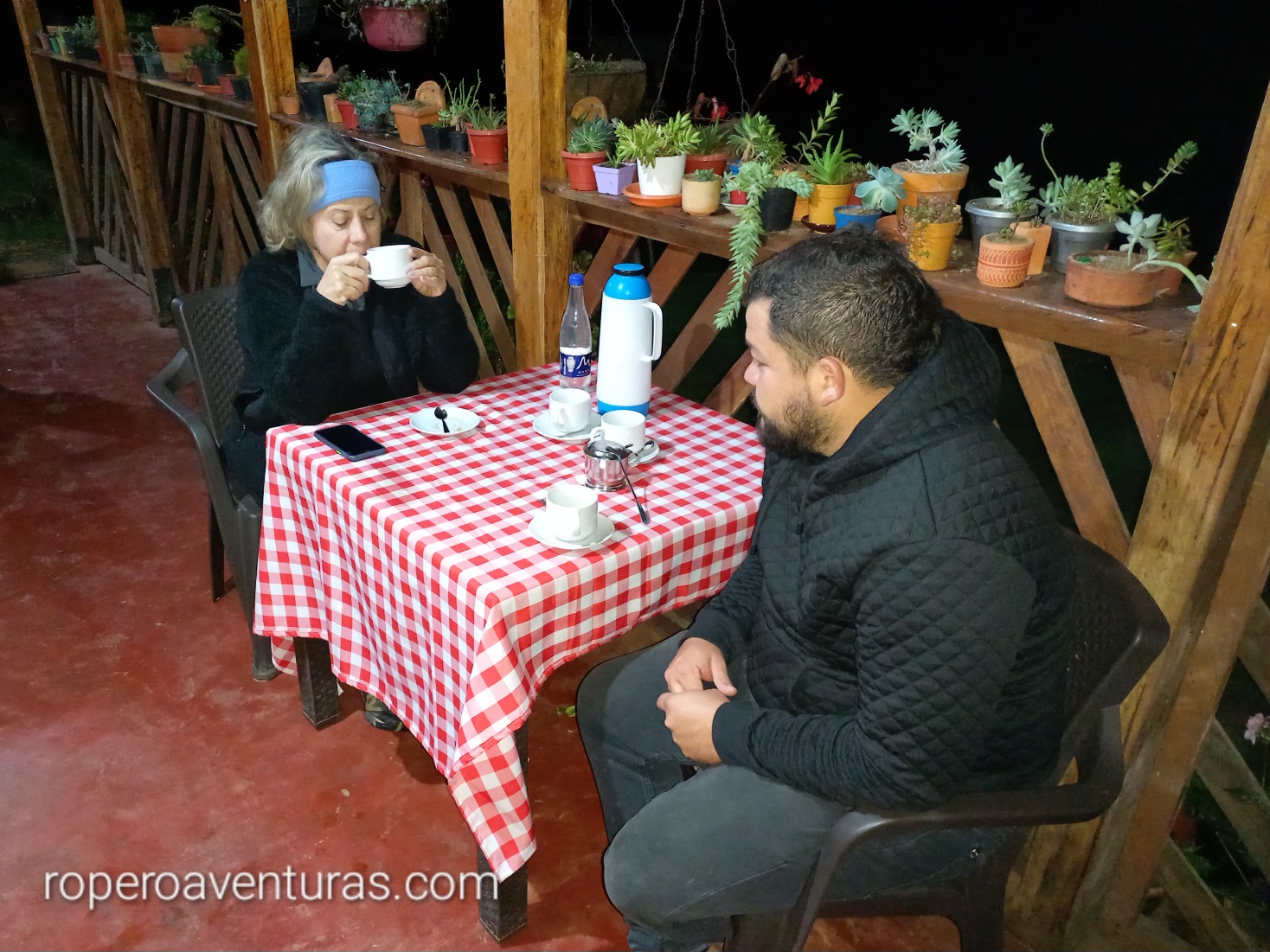 Hombre y mujer tomando un café en una cabaña.