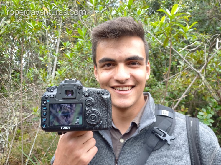 Hombre exhibe fotografía de un Ave endémica.