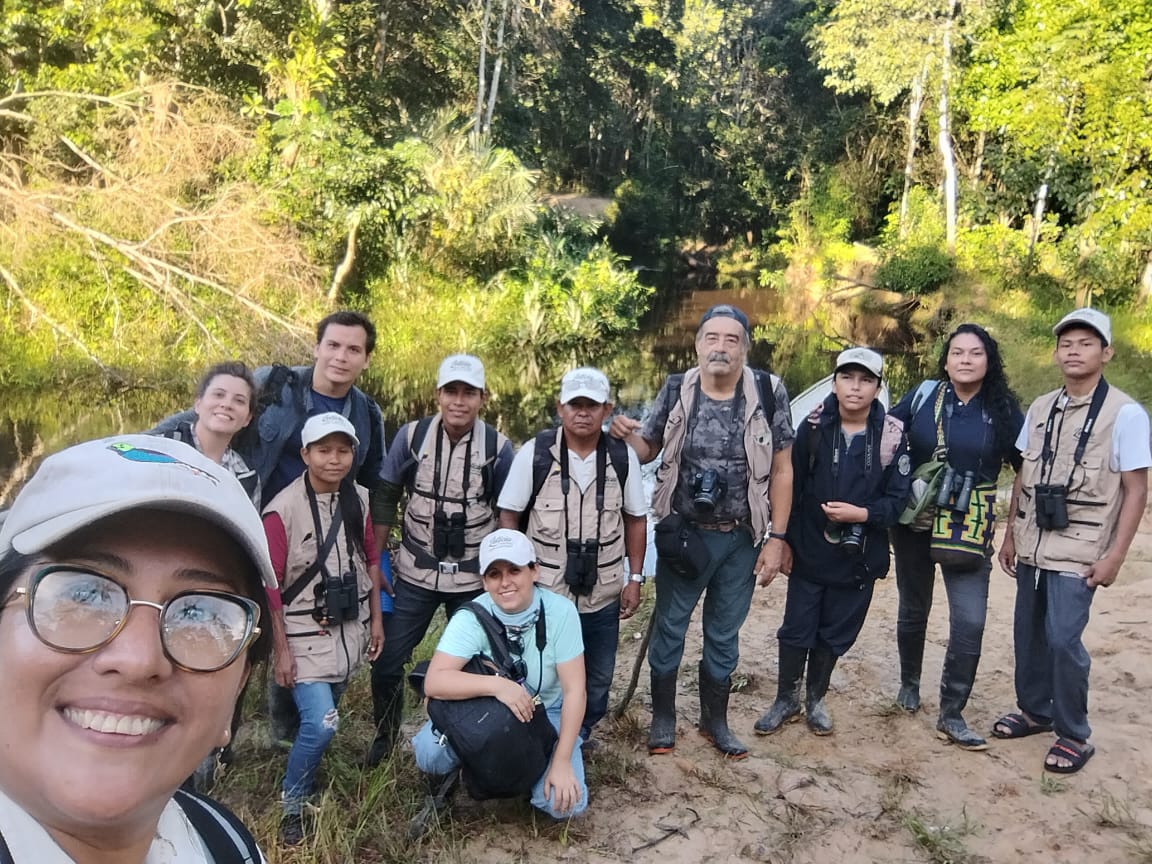 Selfie de un grupo de personas en el bosque.