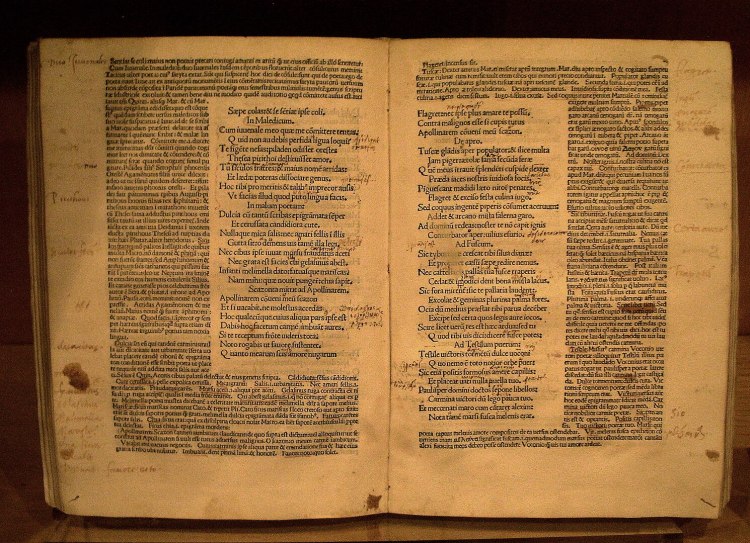 Libro antiguo abierto para su exposición en un museo.