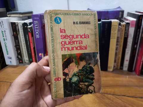 Libro de historia en primer plano sobre un escritorio.