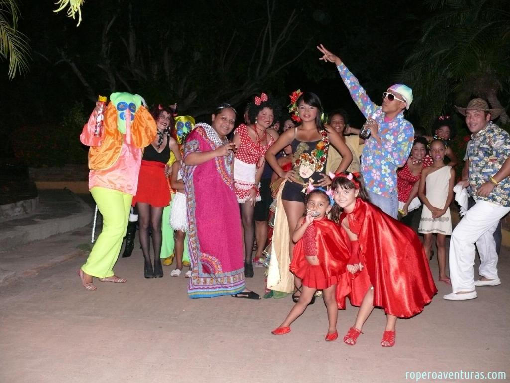 Comparsa de carnaval nocturna en la Escuela de Bellas Artes de Valledupar.