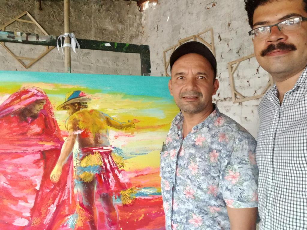Pintor Ricardo González junto a su obra "Yonna" en su taller.
