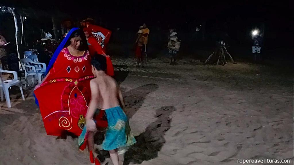 Danza guajira de la yonna, representada por niños de noche.