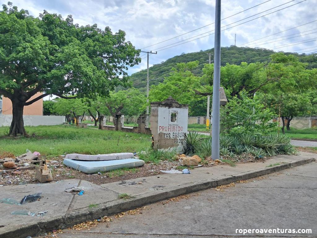 Sector residencial de Valledupar con mala gestión ambiental de residuos y basuras.